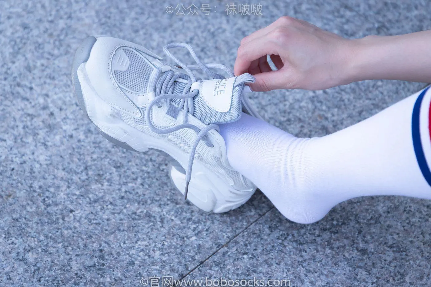 [BoBoSocks袜啵啵]NO.006 小米-运动鞋、白色小腿袜、裸足 [130P]插图9